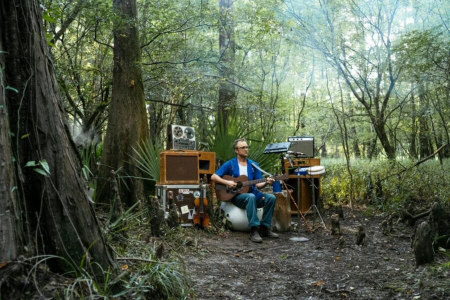 Louis Michot Mixes Nigerien Tuareg & Bayou Culture On Hypnotic ‘Rêve du Troubadour’ (ALBUM REVIEW)