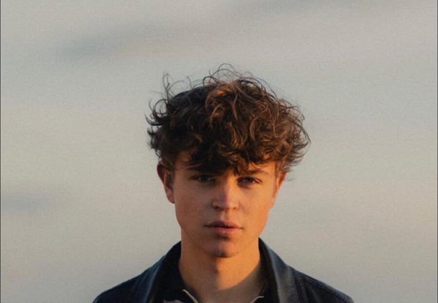 LISTEN: Tom A. Smith Drops Poignant Pop Flair On “Fading Away”