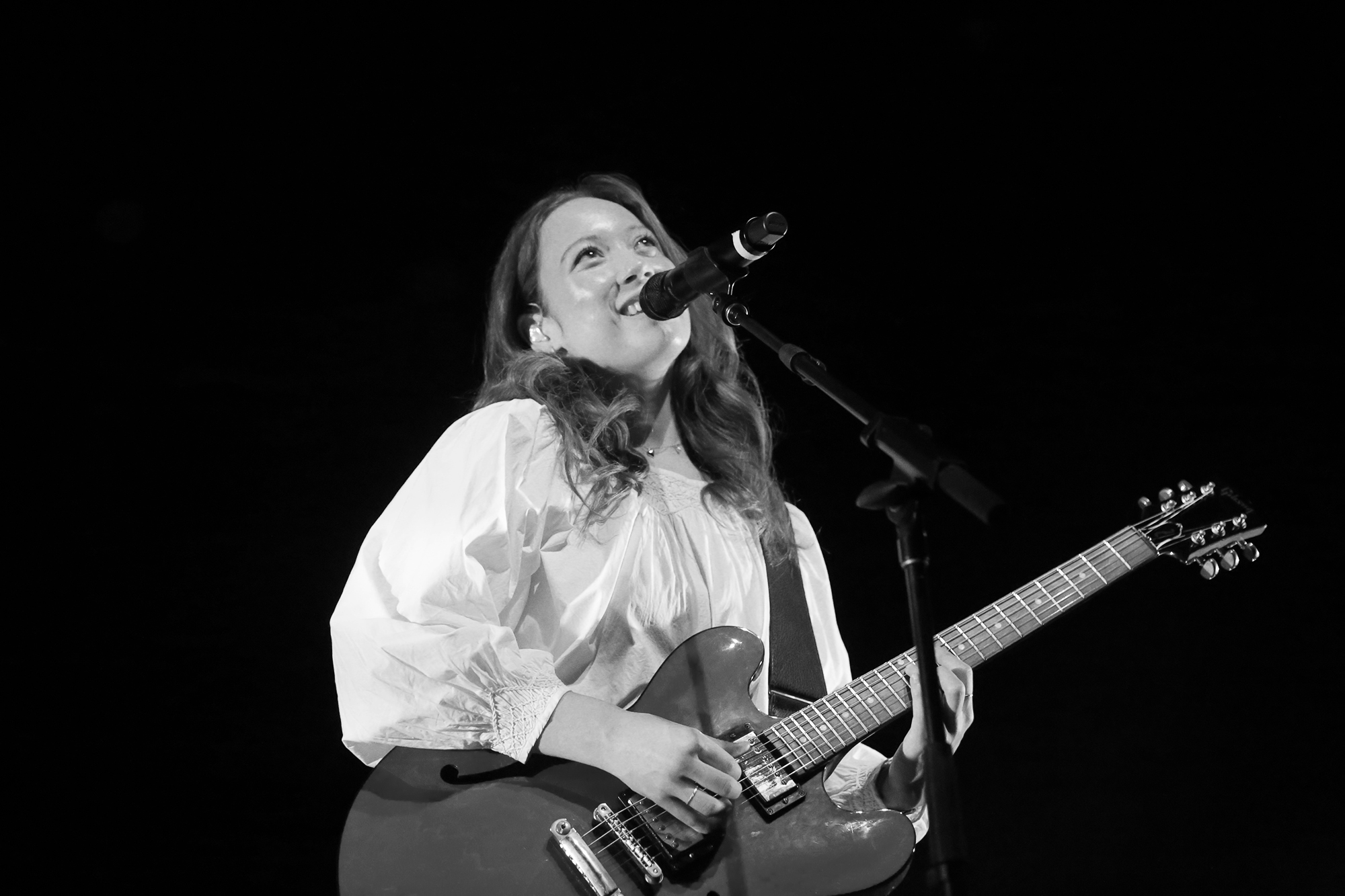 Laufey’s Commanding Jazz Bewitches Detroit’s Majestic Theater (SHOW REVIEW/PHOTOS)