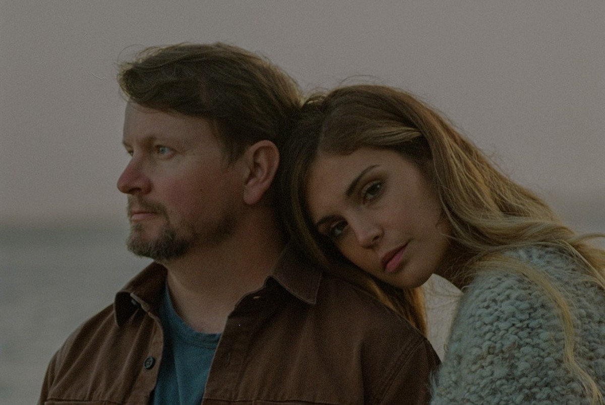 LISTEN: Ocie Elliott Offers Nostalgic Rustic Acoustic Folk On “Come On By”