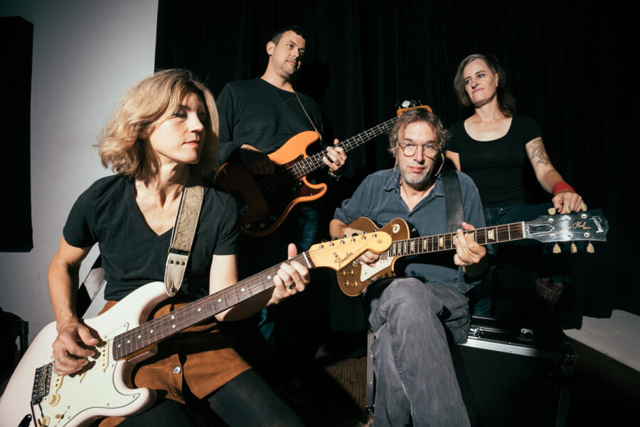 SONG PREMIERE: Loose Wing Fly High with New-Wave-Meets-Shoegaze Sound on “Distant Lawns”