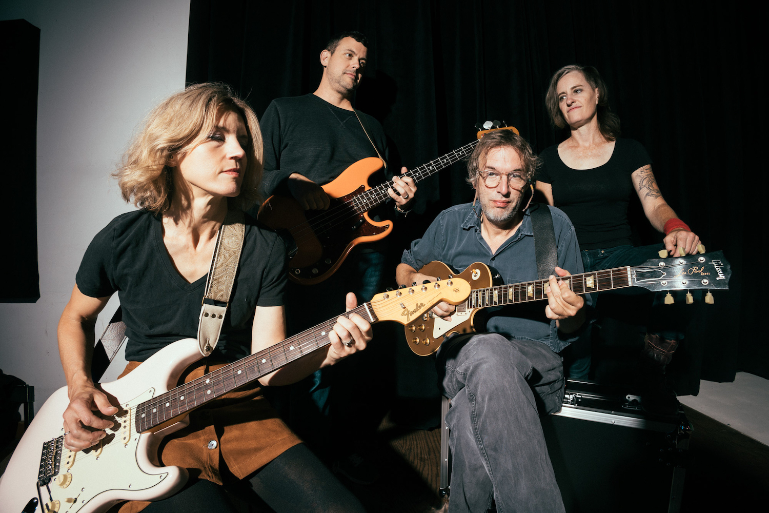 SONG PREMIERE: Loose Wing Fly High with New-Wave-Meets-Shoegaze Sound on “Distant Lawns”