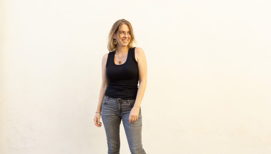 SONG PREMIERE: Vanessa Peters Crafts Nostalgic, Empathetic and Honest Folk-pop on “Halfway Through”