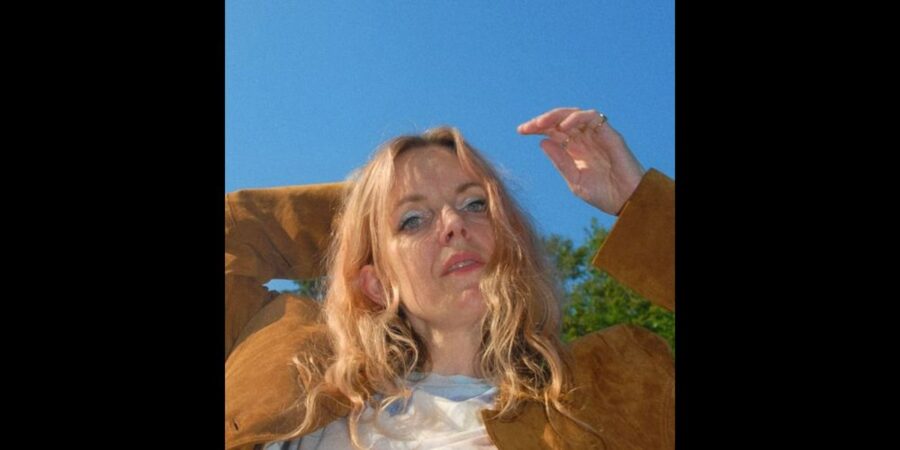 LISTEN: JEEN Crafts Infectious ’90s Styled Alt-Rock On “Pour Your Heart”