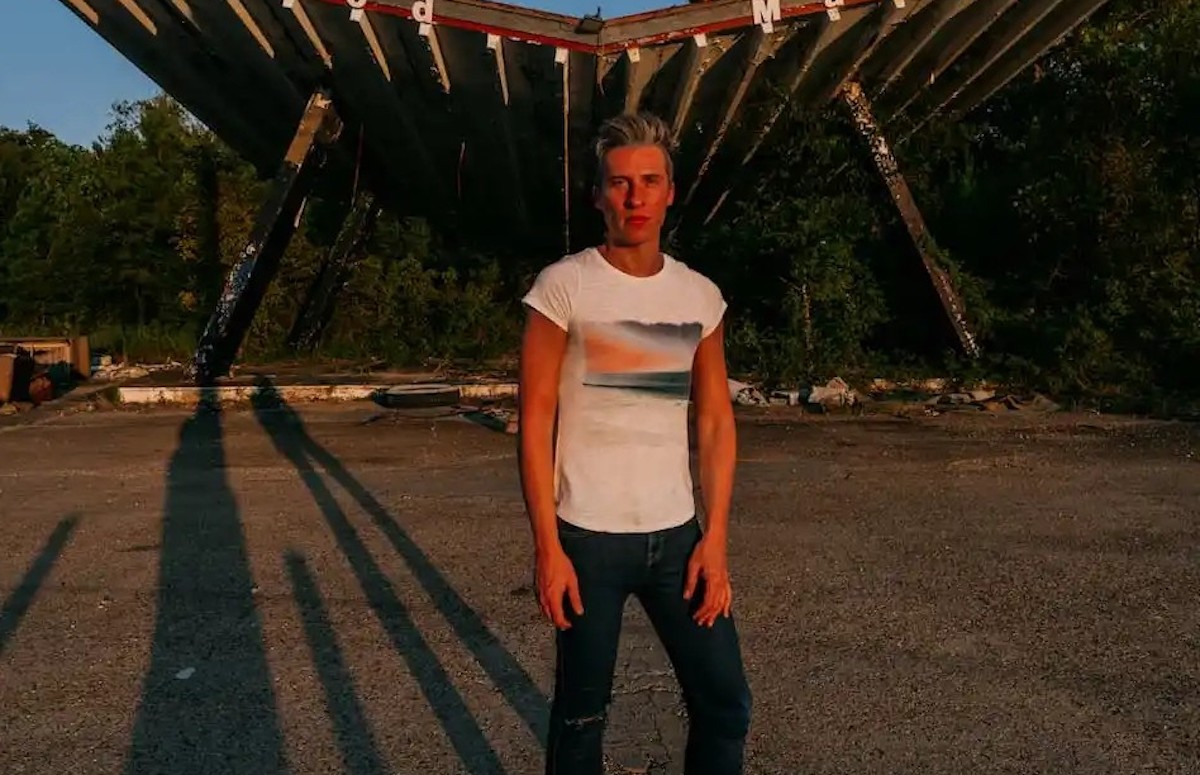 SONG PREMIERE: Chris Milam Conveys Arena-ready Hooks and Rock and Roll Urgency on “Orchid South”