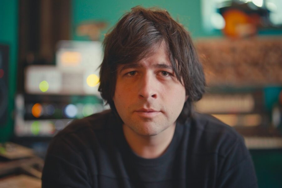 LISTEN: Henry Chadwick Stuns With Minimalist Echoes & Poignant Acoustic Artistry On “I Hate The Sound”