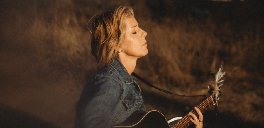 VIDEO PREMIERE: Holly Lerski Finds Euphoria in Nature with Playful Folk-pop Tune “Oh Cassy Run”