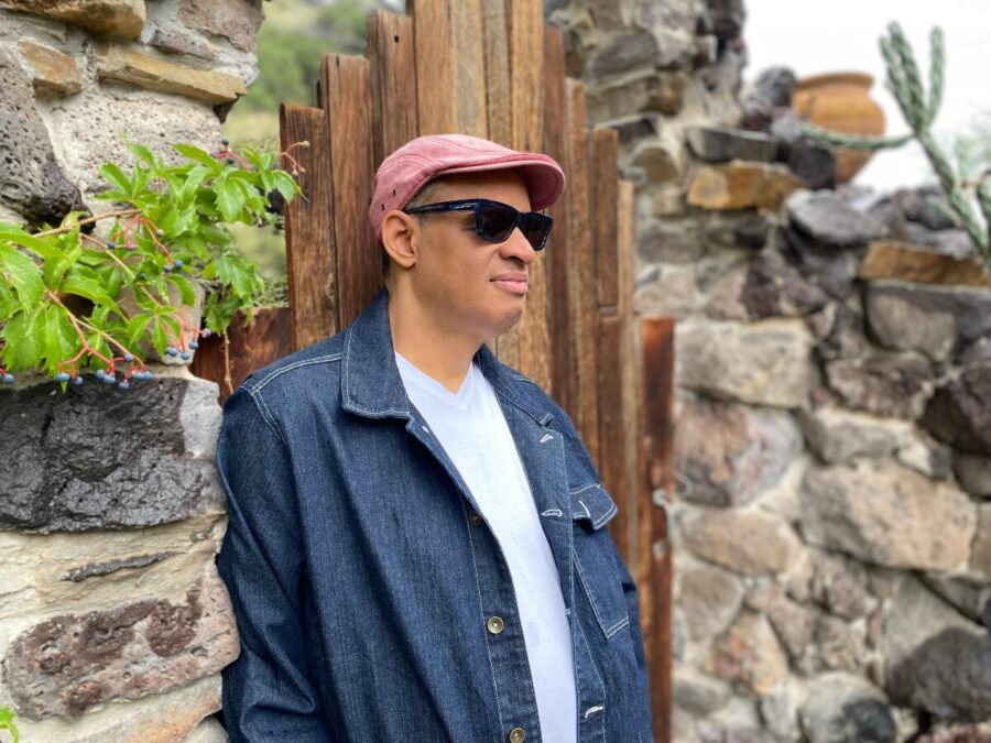 Raul Midón’s ‘Lost & Found’ Tour Stop at Philadelphia’s World Cafe Showcases Finger Picking Brilliancy (SHOW REVIEW)