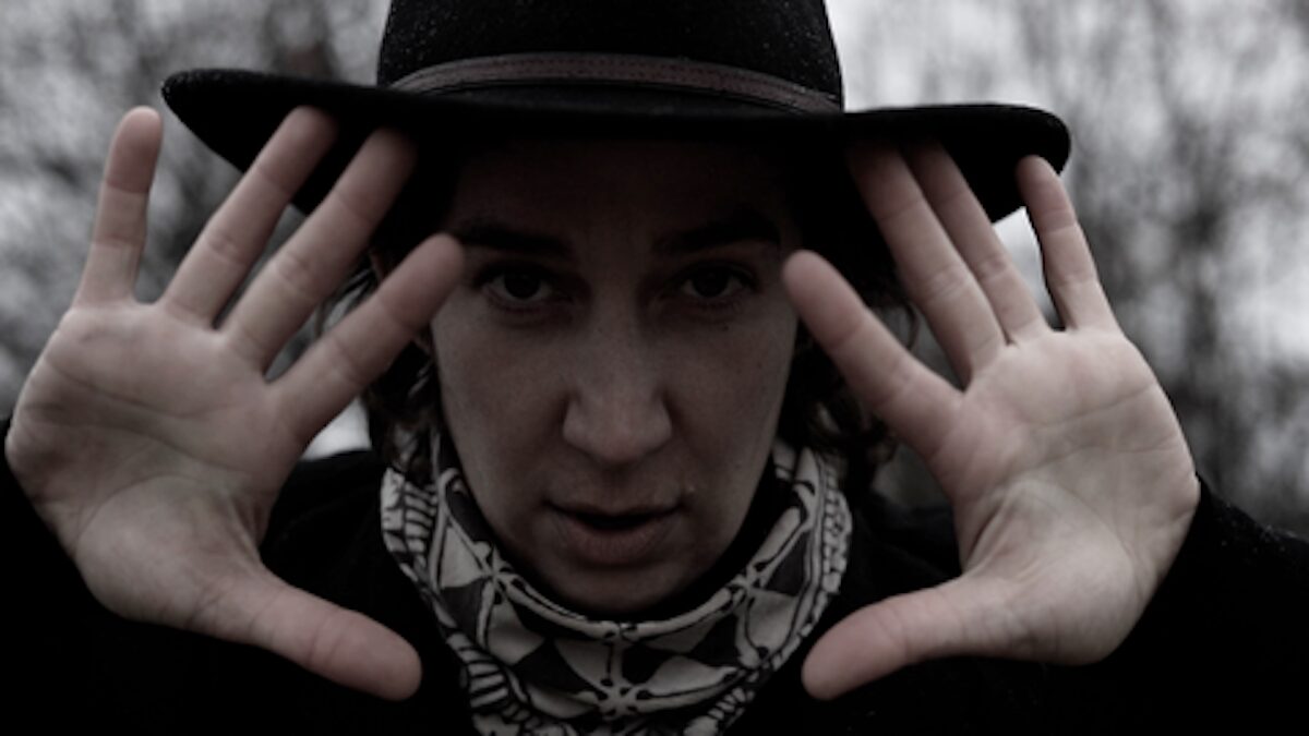 Zoe Boekbinder Balances Isolation and Optimism with Powerful Indie Folk on ‘Wildflower’ (ALBUM REVIEW)