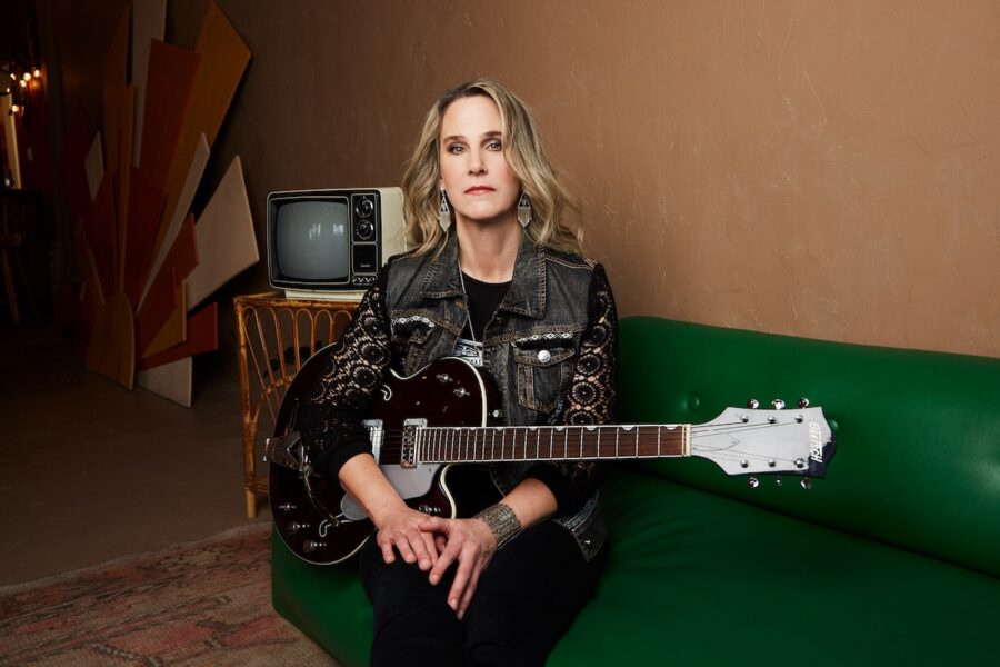 SONG PREMIERE: Lynne Hanson Balances Smart Break-Up Lyrics with Cool Country-Blues On “Just A Little Bit”