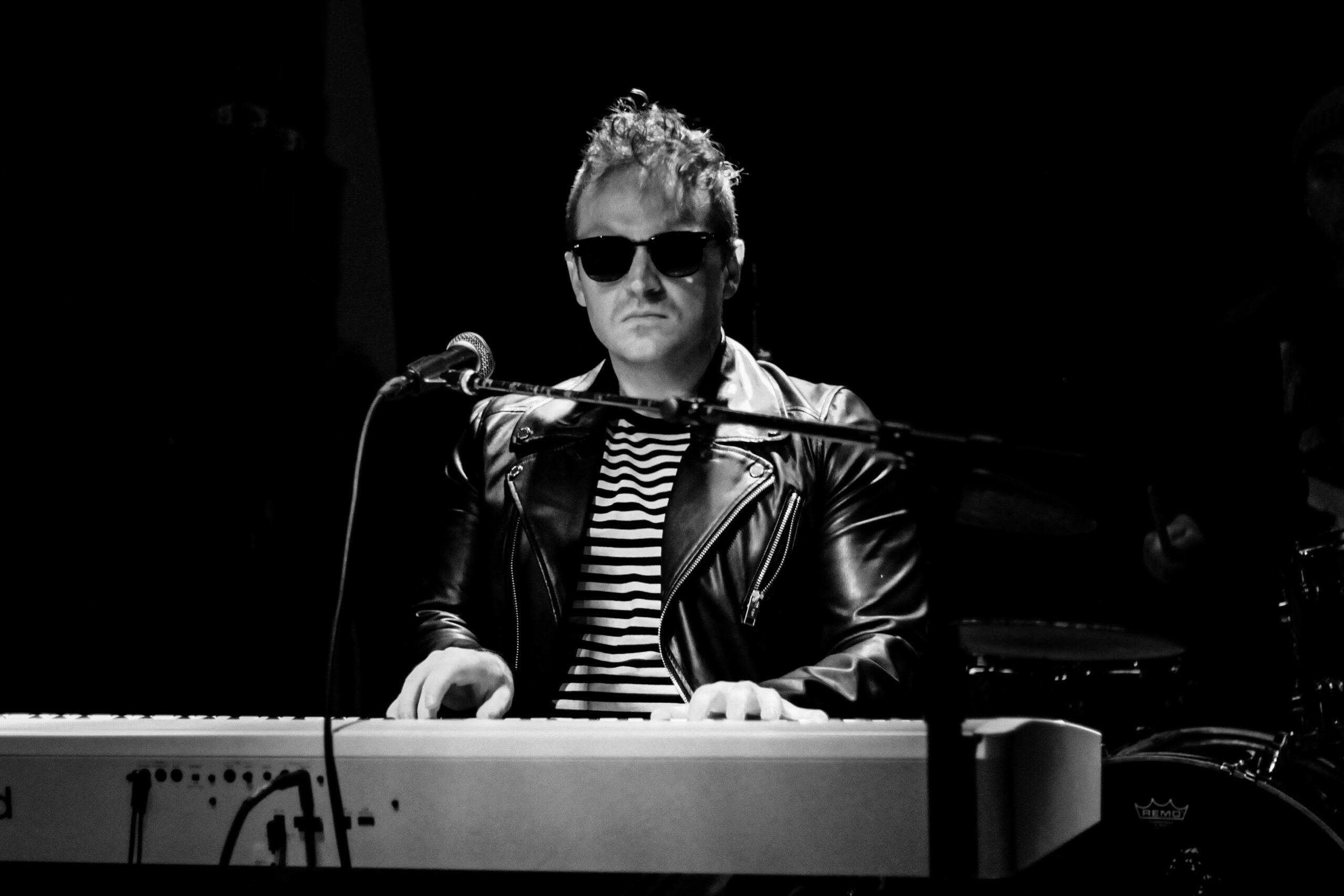 LISTEN: Brian Michael Henry Brings Neon Nostalgia On Stirring Ballad “I Don’t Really Love You When You Cry”