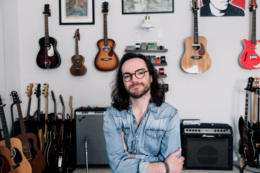 LISTEN: Glenn Thomas Drops Catchy ’70s Country Folke Rocker With “Between a Steeple and a Satellite”