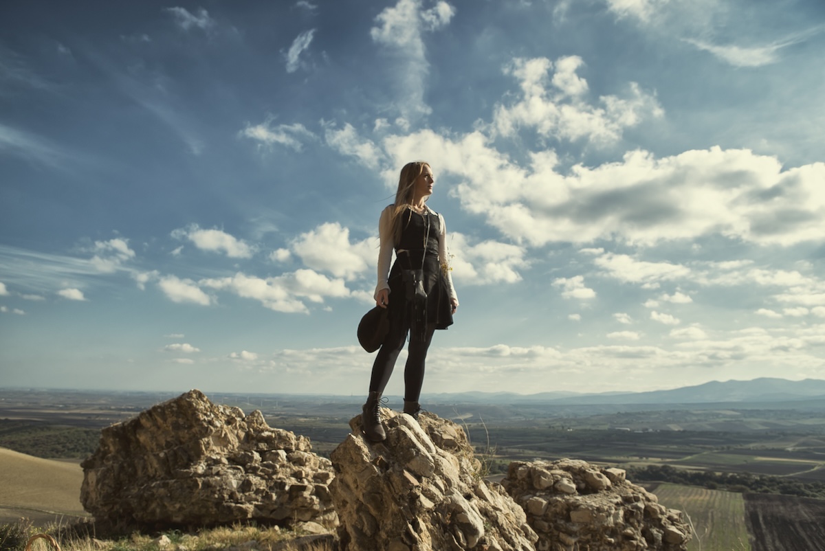 VIDEO PREMIERE: Leonard Cohen Collaborator Hattie Webb Explores the Feelings of Love with Joyously Catchy Pop-Rock Tune “Golden”