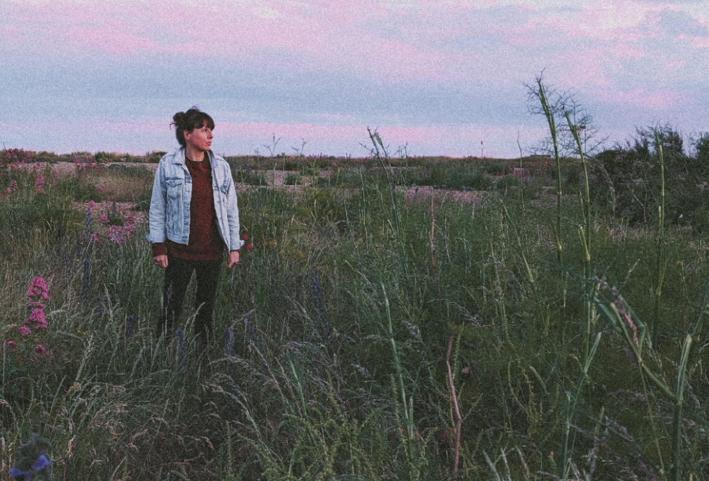 LISTEN: Zoe Konez’s “Yeah I Know” Evokes Ethereal Folk Via Minimalistic Acoustics