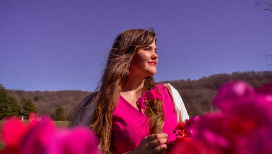 ALBUM PREMIERE: Rachel McIntyre Smith Celebrates Friendship with Infectious Country Sounds on Sophomore EP ‘Honeysuckle Friend’