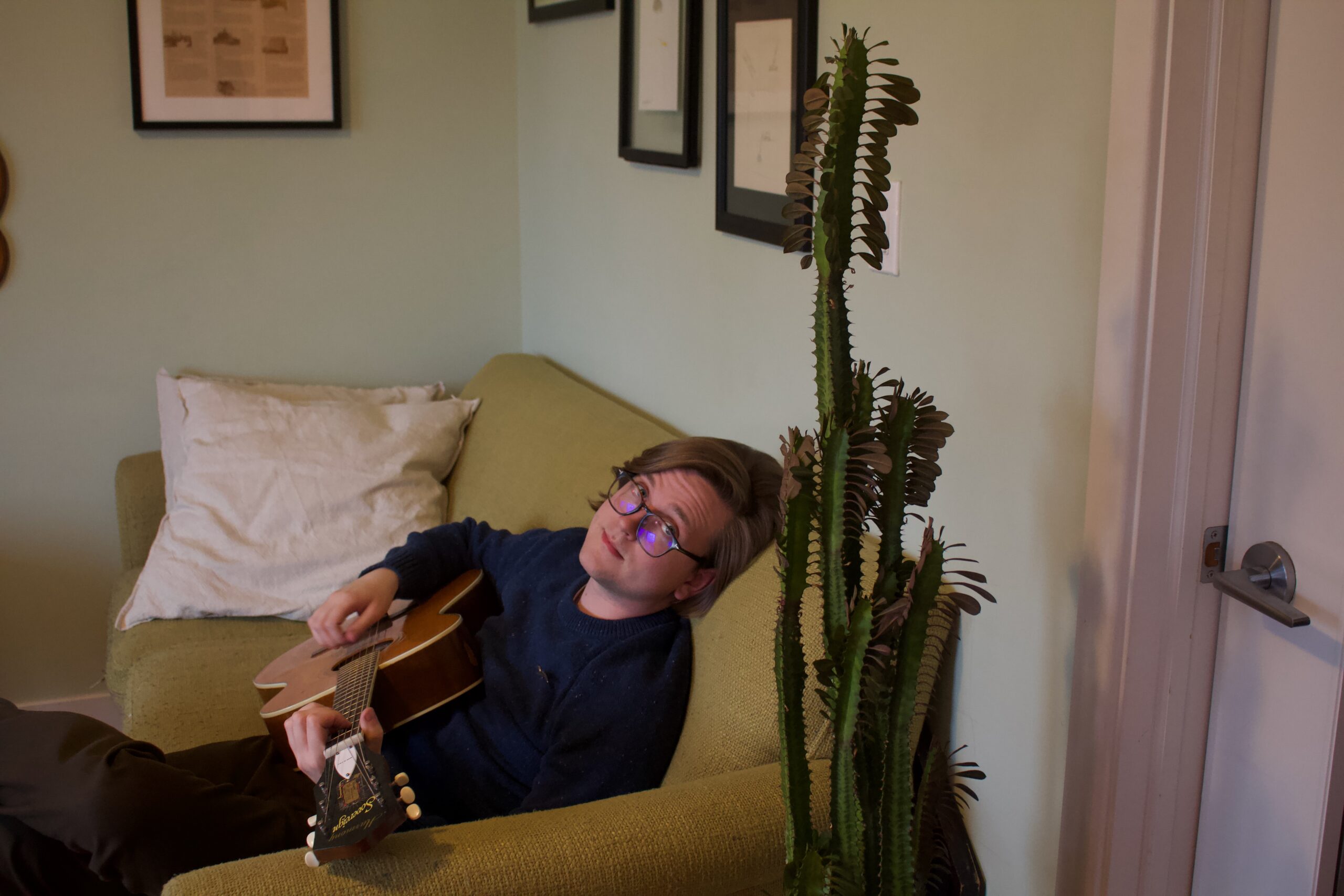 LISTEN: Sean Davis Newton’s “Glass Eye” Introduces The Artist’s Jovial Melodies and Jangly Guitar Prowess