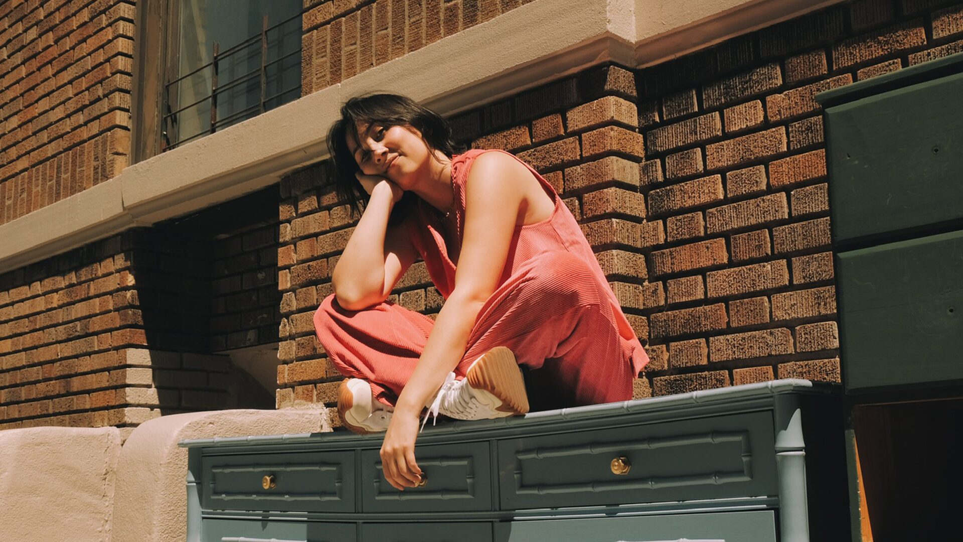 LISTEN: Looi Creates Ethereal Jazz With Soulful Vocals and Pop Undertones on “Sunnier Side”