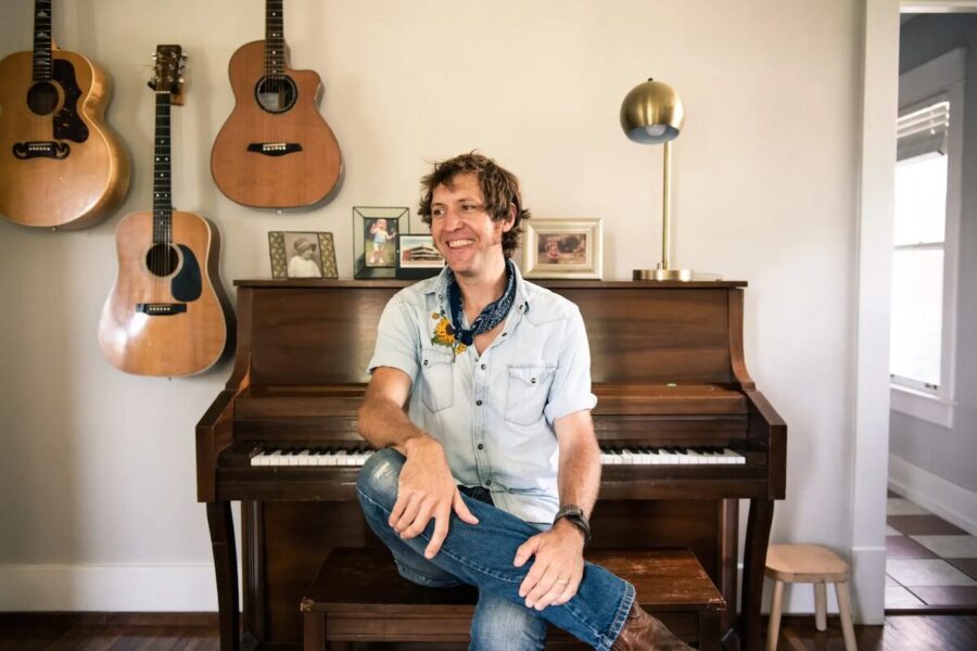 Mac Leaphart Ascends to Country-folk Greatness with ‘Motel Breakfast’ (ALBUM REVIEW)