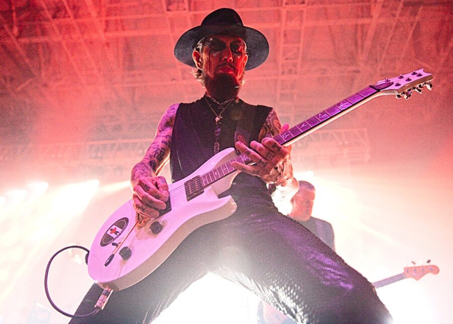Jane’s Addiction at Boston’s Leader Bank Pavillion “Rolls” From Broodingly Meticulous To Fierce Bandmate Aggression (SHOW REVIEW/PHOTOS)