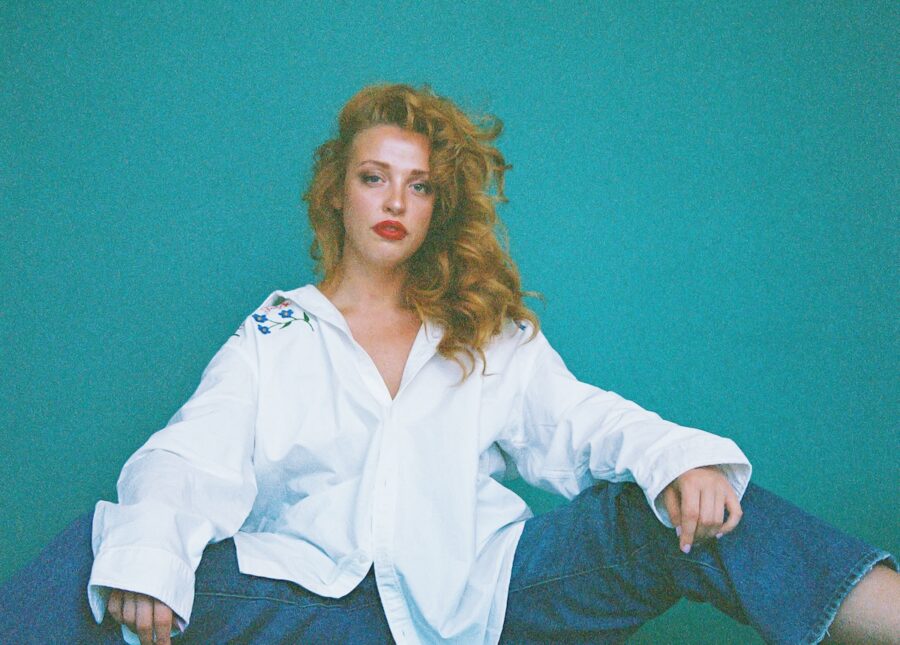 VIDEO PREMIERE: Elizabeth Moen Brings 90s Alt-rock Energy to New Single “Purple Flowers”