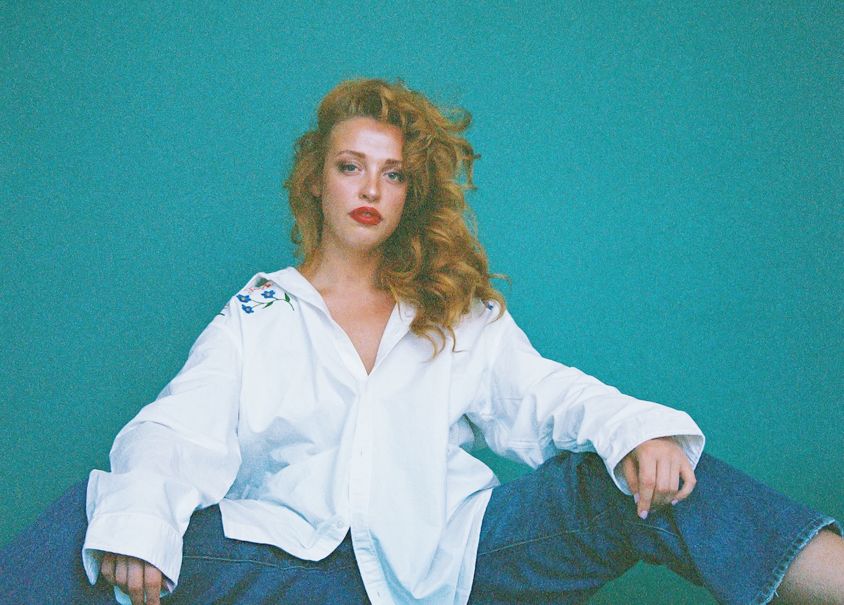 VIDEO PREMIERE: Elizabeth Moen Brings 90s Alt-rock Energy to New Single “Purple Flowers”