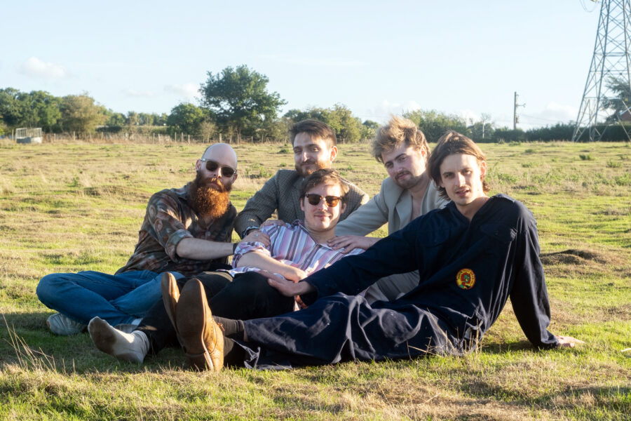 LISTEN: Bag of Cans Channel Pop Tendiences Into Frantic Post-Punk On “Favourite Shirt”