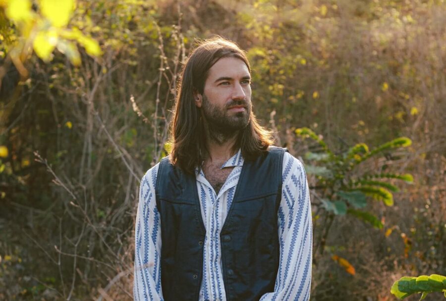 SUSTO’s Johnny Delaware Melds Americana and Psych-folk on Solo LP ‘Para Llevar’ (ALBUM REVIEW)