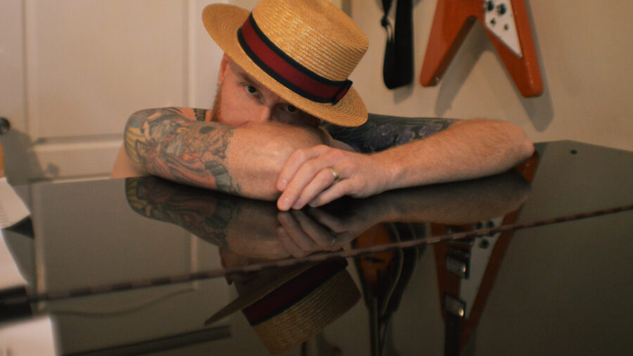 LISTEN: Lee Smythe’s “Do It Again” Reflects On The Past Via Jangly Folk