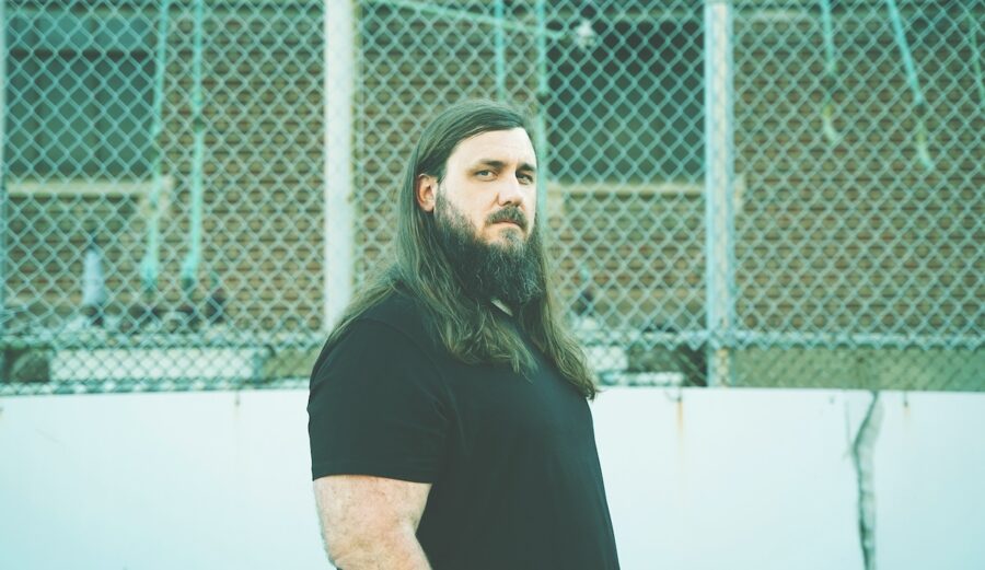 SONG PREMIERE: Kentucky Troubadour Justin Wells Steps Out with Heartworn Alt-country on “Up There with the Angels”