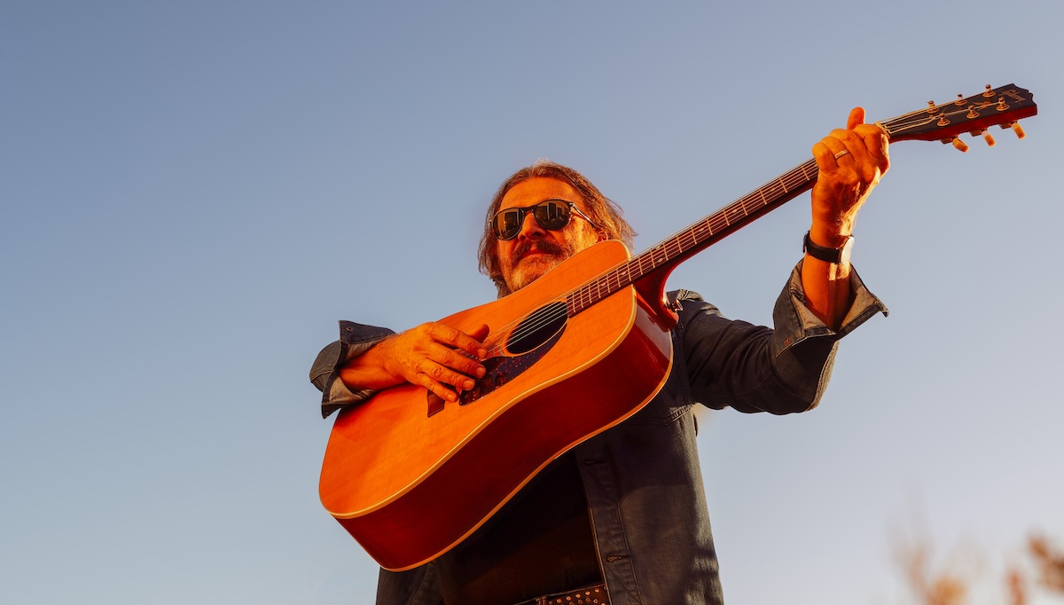 VIDEO PREMIERE: Datura4’s Dom Mariani Returns to His Jangle Pop Roots with “Jangleland”