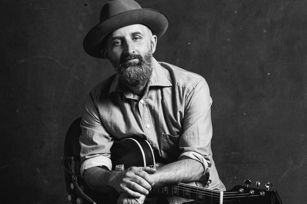 Seth Walker Plies His Trademark Warm & Relaxing Singer-Songwriter Grooves on ‘Why The Worry’ (ALBUM REVIEW)