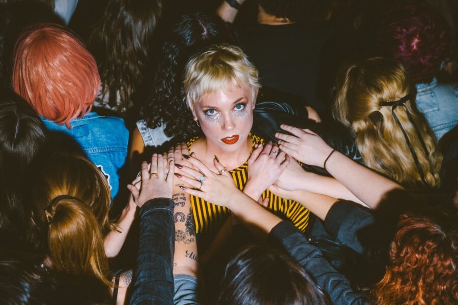 DOSSEY Goes Full Glitter Grunge and Draws Inpiration from the 70s NYC Punk Scene on New EP ‘Crying in Public’ (FEATURE)