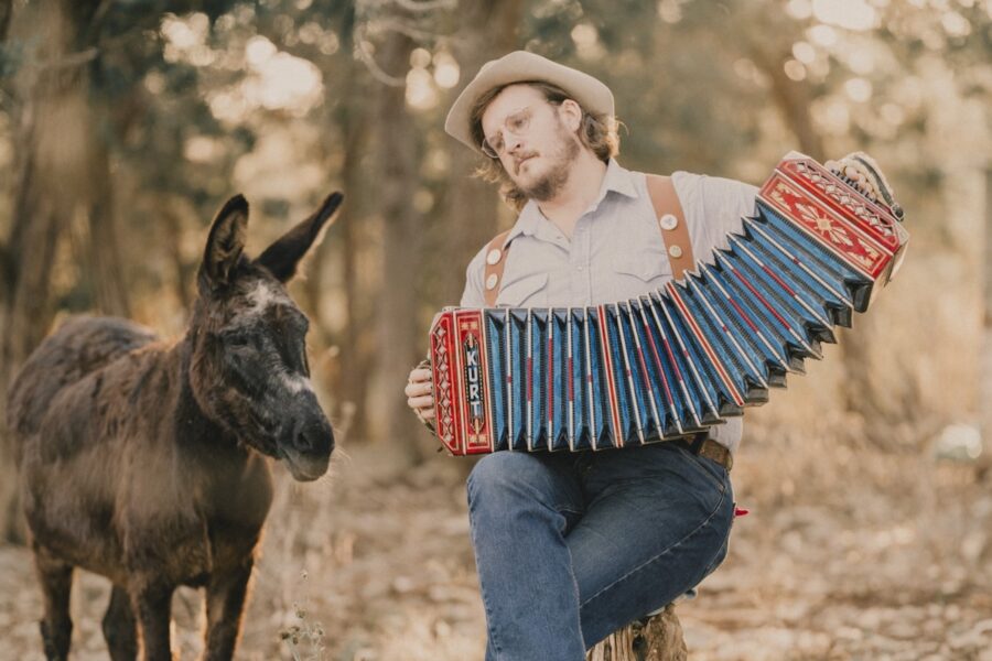 Willi Carlisle Speaks For Underserved In Witty & Melodic Ways On ‘Winged Victory’ (ALBUM REVIEW)