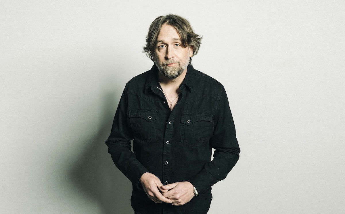 Hayes Carll Turns Inward With Clever and Charming Songcraft on ‘We’re Only Human’ (ALBUM REVIEW)