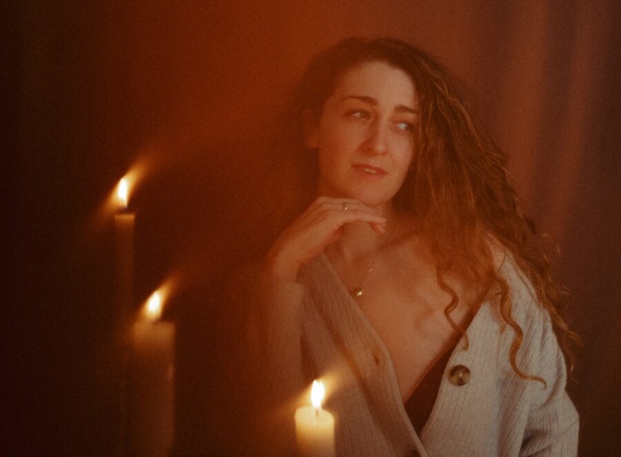 VIDEO PREMIERE: Hillary Reynolds Reflects on Dark Times with Beautifully Fluid Folk on “Gaslight”