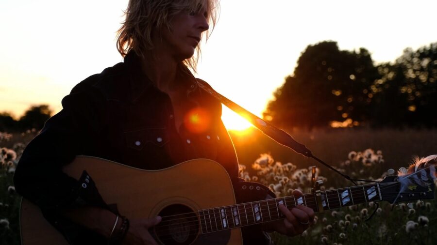 VIDEO PREMIERE: Holly Lerski Offers Heartfelt and Shimmering Folk-pop Ode to Relationship Challenges on “Weeds”