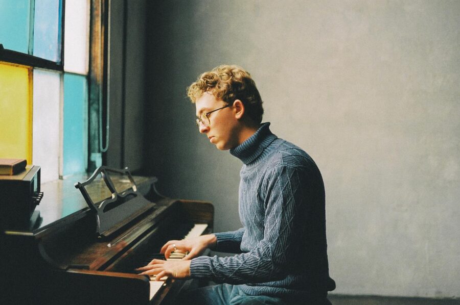 Drew Pulliam Offers Varied and Expansive Indie Folk Sound on Debut LP ‘Back of My Mind’ (ALBUM REVIEW)