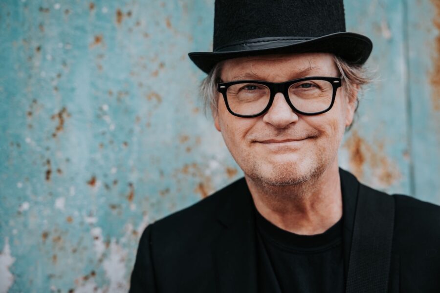 SONG PREMIERE: Tommy Womack Shares Jangly Rocker “Waiting for the Punchline” Off Eric “Roscoe” Ambel-produced LP ‘Live a Little’