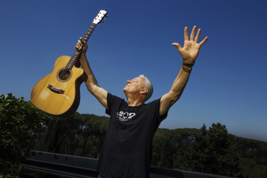 VIDEO PREMIERE: Tommy Emmanuel Finds Adventure In Every Note on Lively Anthem “Ya Gotta Do What Ya Gotta Do”