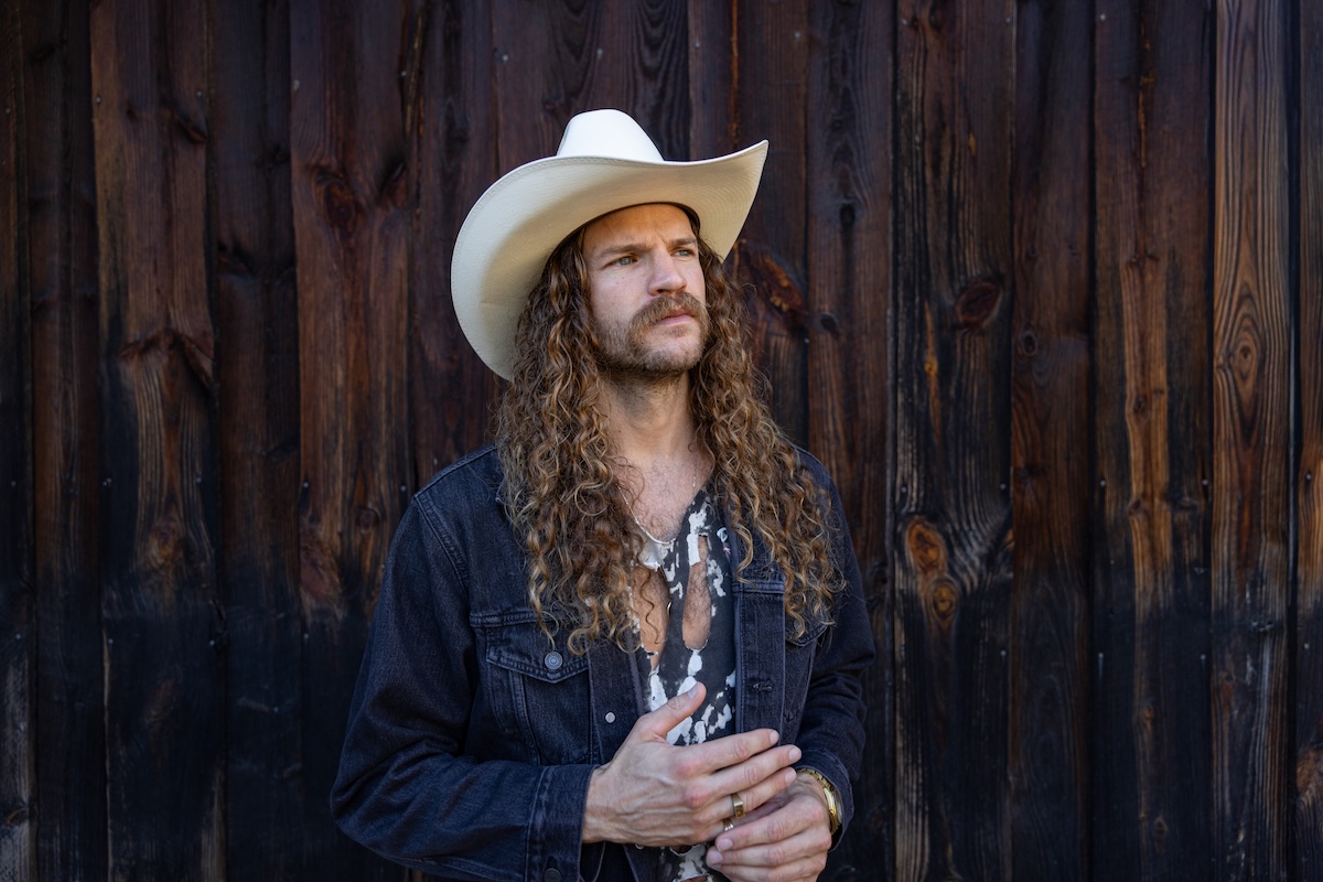 VIDEO PREMIERE: Andy Thomas (Yarn/The Trongone Band) Breaks the Chains with Dave Schools-produced Soulful Guitar-rocker “Dirty Work”
