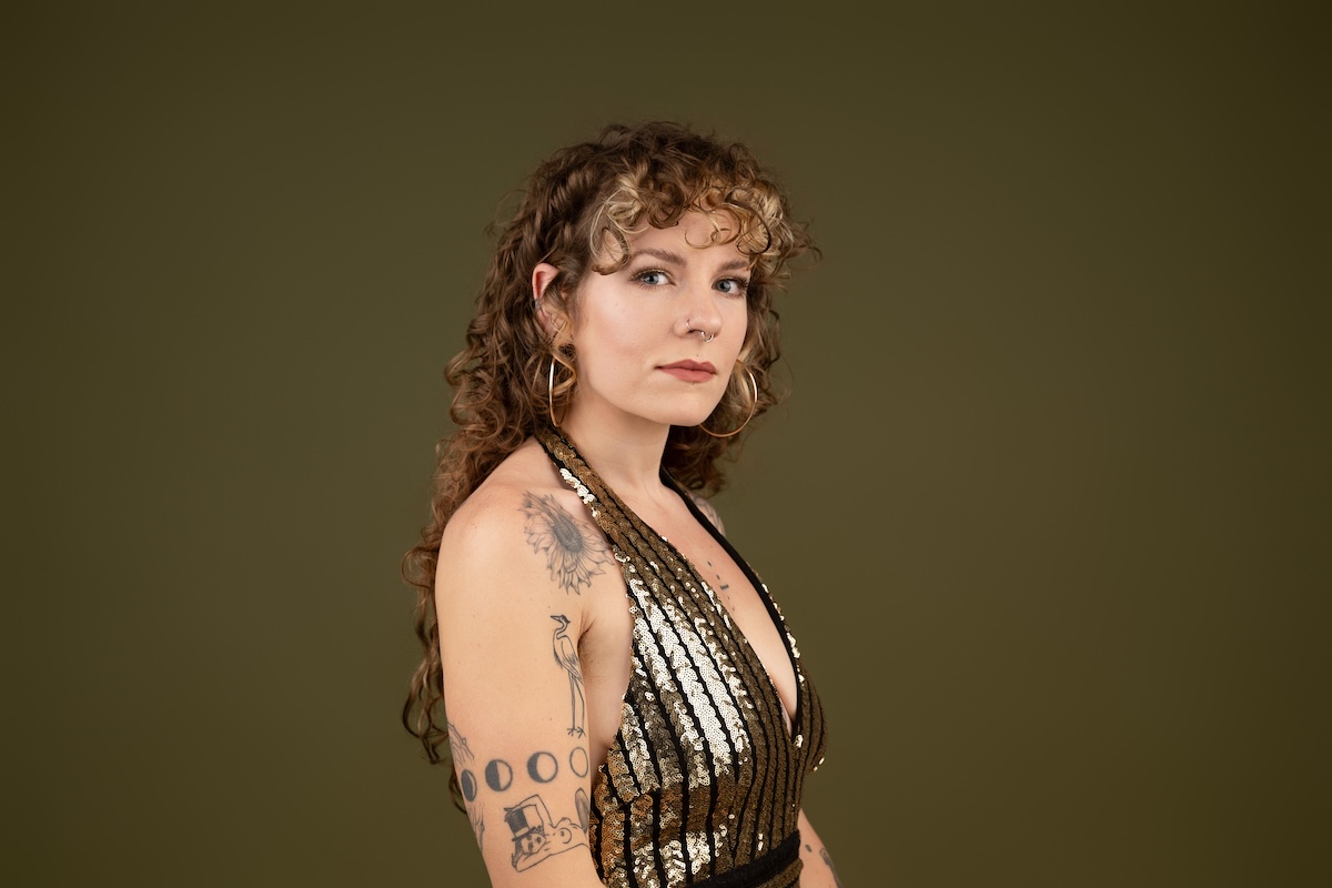 VIDEO PREMIERE: Meredith Moon and Hillary Klug Join Creative Forces for a Lively Rendition of Traditional Appalachian Tune “Cindy”