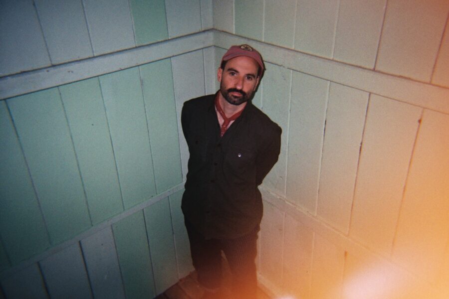LISTEN: Mo Klé’s “King of Mediocrity” Is A Refreshing Folk Anthem With Infectious Melodies