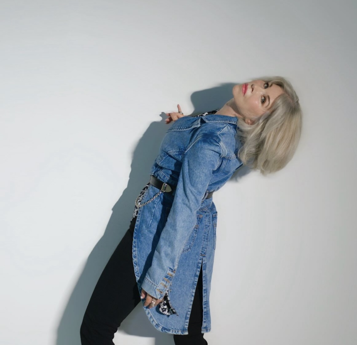 LISTEN: Izzi Stone's "9 Camels" Is Psychedelic Pop With Soulful Undertones - Glide Magazine