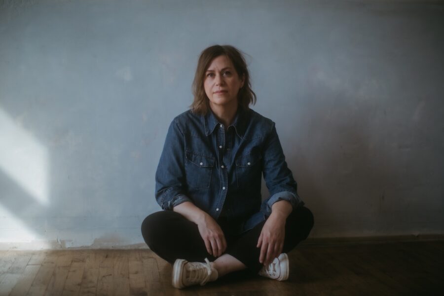 SONG PREMIERE: Karen Dahlstrom Lets Lyrical Authenticity Shine with Soulful Folk-rock Tune “Can’t Help Myself”