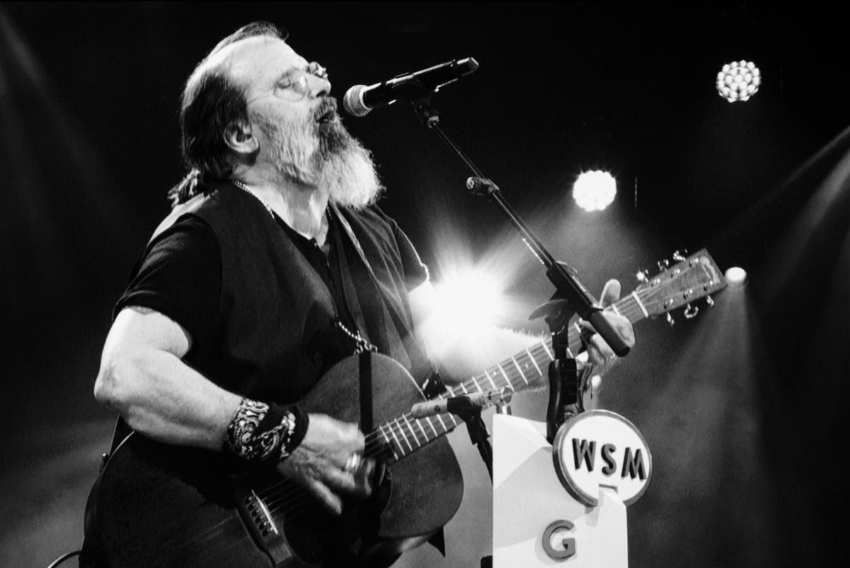 Steve Earle Announces Massive 'Fifty One Years of Songs and Stories' Tour - Glide Magazine