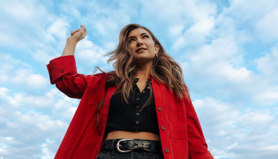 Tenille Townes: Finding Balance & Purpose On ‘The Acrobat’ (FEATURE)