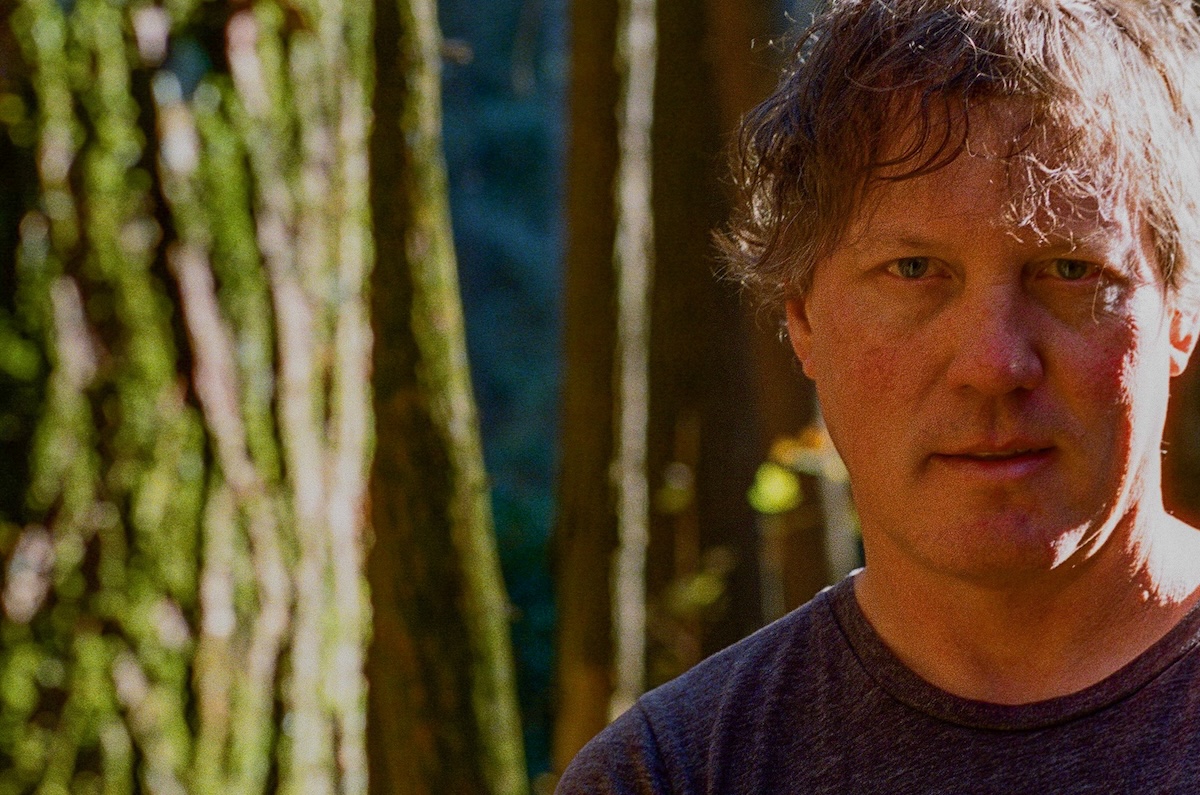 SONG PREMIERE: Hunter Morris / Mountain of Youth Explores the Facades We Construct with Easygoing Folk-rocker “Everything Falls Apart”