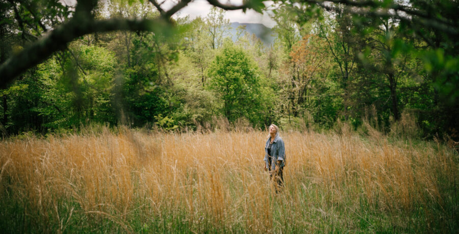 LISTEN: Laurelyn Dossett Dazzles With Longing & Infectious Melodies On “How Many Moons”
