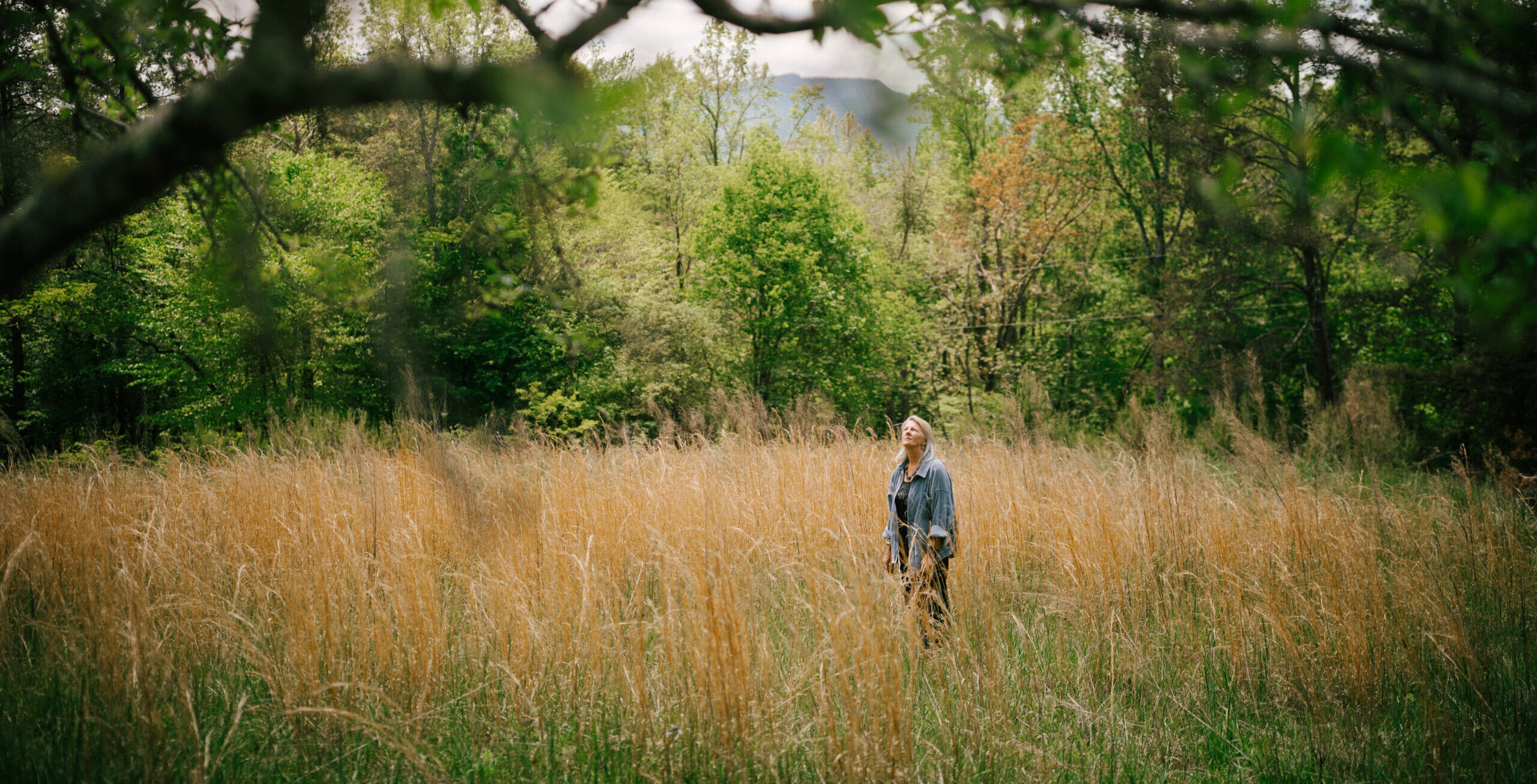 LISTEN: Laurelyn Dossett Dazzles With Longing & Infectious Melodies On “How Many Moons”