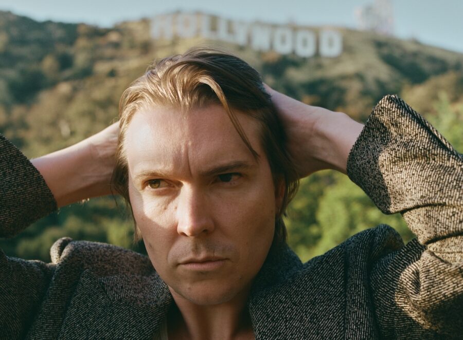Alex Cameron Populates Songs with Outsider Stories Set to a Brooding Synth Pop and Indie Rock Soundtrack on ‘Late to Set’ (ALBUM REVIEW)